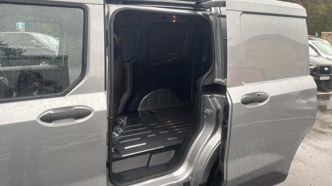 Ford Transit Courier E-Transit Courier 100kW 43kWh Trend Van Auto - Image 5